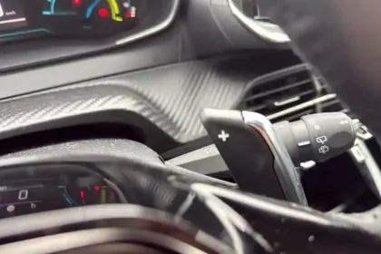 Photo 52 Peugeot 208  Hybrid 100 e-DCS6