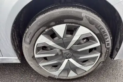 Photo 46 Peugeot 208  Hybrid 100 e-DCS6