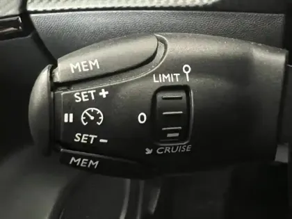 Photo 27 Peugeot 2008  e- 136ch Active