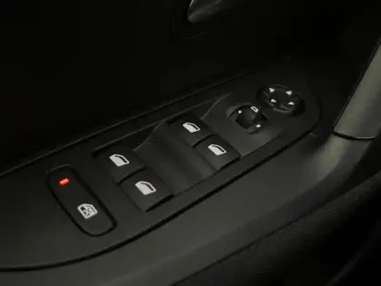 Photo 24 Peugeot 2008  e- 136ch Active