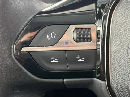 Photo 28 Peugeot 2008  e- 136ch Active