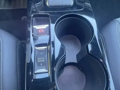 Photo 37 Peugeot 2008  Hybrid 136 e-DCS6