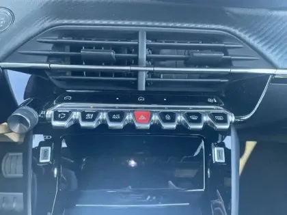 Photo 33 Peugeot 2008  Hybrid 136 e-DCS6