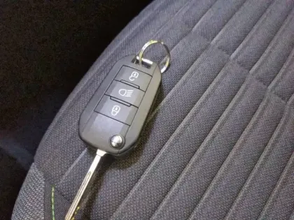 Photo 19 Peugeot 208  PureTech 100 S&S BVM6