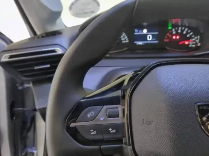 Photo 16 Peugeot 208  PureTech 100 S&S BVM6