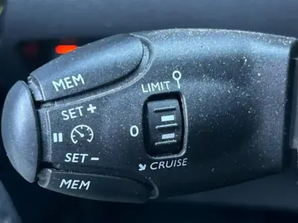 Photo 13 Peugeot 2008  e- 136ch GT Line