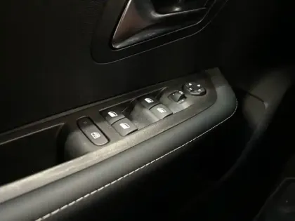 Photo 39 Peugeot 208  Hybrid 100 e-DCS6