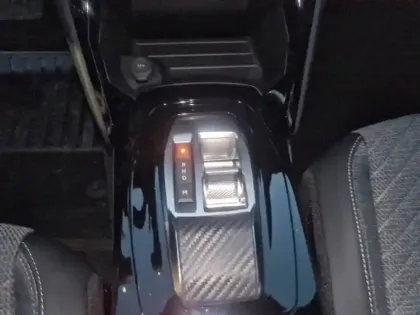 Photo 33 Peugeot 2008  Hybrid 136 e-DCS6