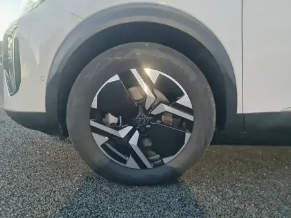 Photo 32 Peugeot 2008  Hybrid 136 e-DCS6