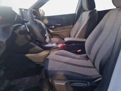 Photo 30 Peugeot 2008  Hybrid 136 e-DCS6