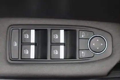 Photo 35 Renault Captur  E-Tech full hybrid 145