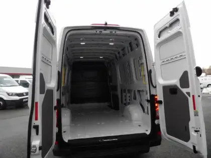 Photo 12 Volkswagen Crafter  Fg 35 L4H3 2.0 TDI 140ch Business Traction BVA8