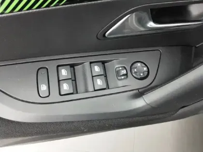 Photo 17 Peugeot 2008  PureTech 100 S&S BVM6