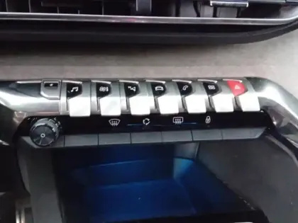 Photo 12 Peugeot 3008  Hybrid 225 e-EAT8 GT