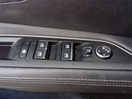 Photo 19 Peugeot 3008  Hybrid 225 e-EAT8 GT