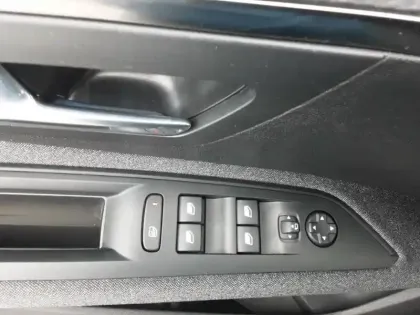 Photo 17 Peugeot 5008  Hybrid 136 e-DCS6