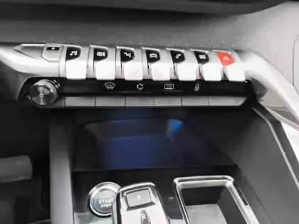 Photo 12 Peugeot 3008  Hybrid 225 e-EAT8 Allure Pack