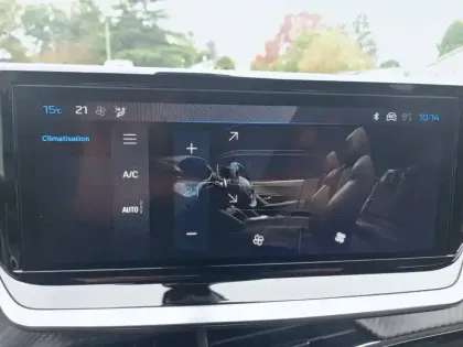 Photo 38 Peugeot 2008  Hybrid 136 e-DCS6