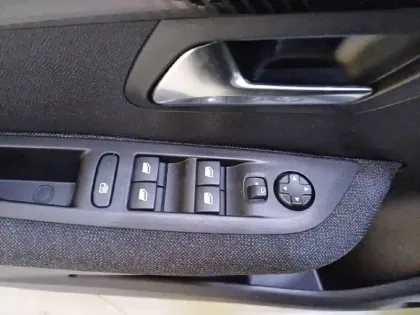 Photo 98 Peugeot 208  Hybrid 100 e-DCS6