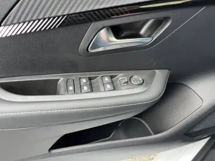 Photo 40 Peugeot 208  Hybrid 100 e-DCS6