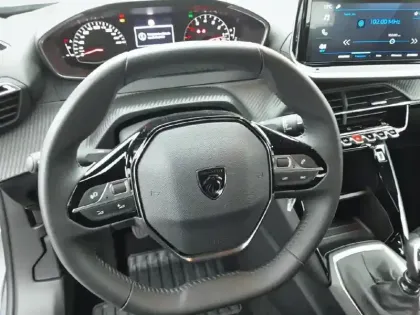 Photo 8 Peugeot 2008  PureTech 100 S&S BVM6