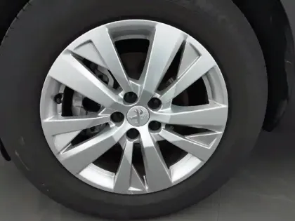 Photo 33 Peugeot 5008  Hybrid 136 e-DCS6