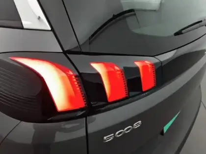Photo 37 Peugeot 5008  Hybrid 136 e-DCS6
