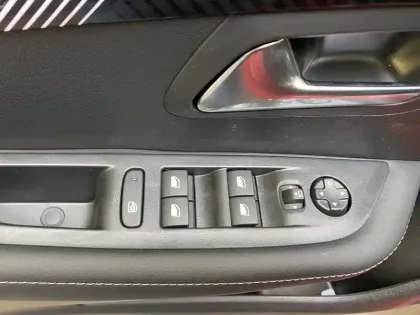 Photo 10 Peugeot 208  Hybrid 100 e-DCS6