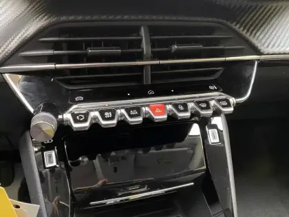 Photo 17 Peugeot 208  Hybrid 100 e-DCS6