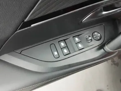 Photo 19 Peugeot 2008  Moteur électrique 136 ch