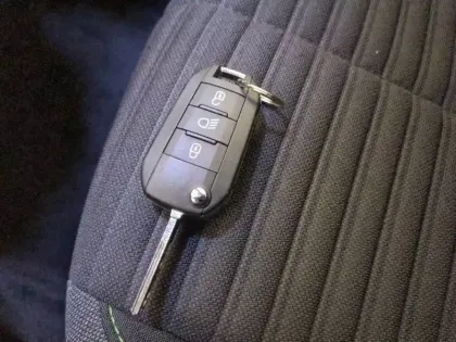 Photo 16 Peugeot 2008  PureTech 100 S&S BVM6