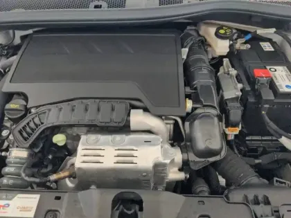 Photo 31 Peugeot 2008  PureTech 100 S&S BVM6