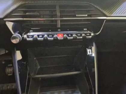 Photo 12 Peugeot 2008  PureTech 100 S&S BVM6