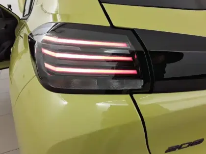 Photo 17 Peugeot 208  Hybrid 100 e-DCS6