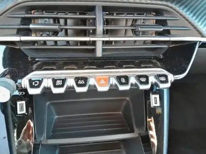 Photo 27 Peugeot 2008  PureTech 100 S&S BVM6