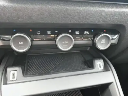 Photo 12 Citroën C4  1.2 Hybride 136ch S&S MAX Automatique