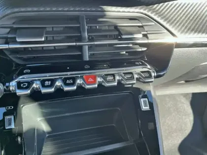 Photo 19 Peugeot 2008  Hybrid 136 e-DCS6