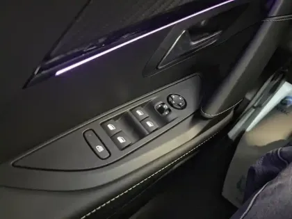 Photo 22 Peugeot 208  Electrique 51 kWh 156ch