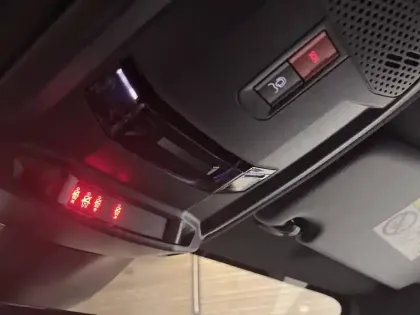 Photo 21 Peugeot 208  Electrique 51 kWh 156ch