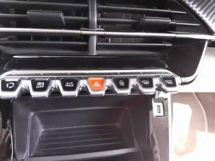 Photo 43 Peugeot 2008  PureTech 100 S&S BVM6