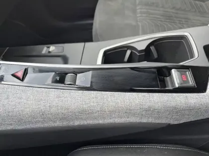 Photo 17 Peugeot 5008  Hybrid 136 e-DCS6