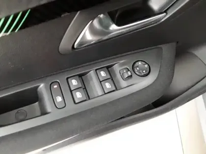 Photo 31 Peugeot 208  Hybrid 100 e-DCS6