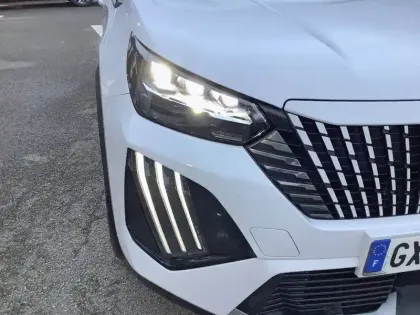 Photo 35 Peugeot 2008  Hybrid 136 e-DCS6