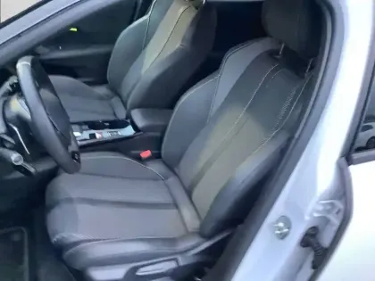 Photo 30 Peugeot 2008  Hybrid 136 e-DCS6