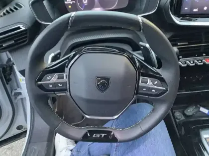 Photo 28 Peugeot 2008  Hybrid 136 e-DCS6