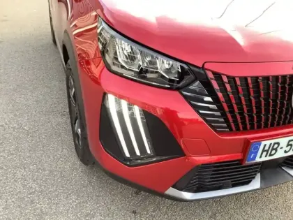 Photo 38 Peugeot 2008  Hybrid 136 e-DCS6