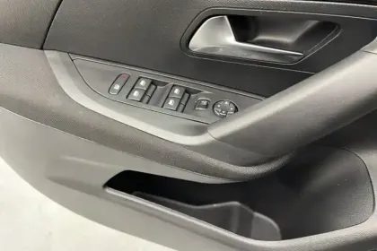 Photo 48 Peugeot 2008  PureTech 100 S&S BVM6