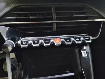 Photo 44 Peugeot 2008  PureTech 100 S&S BVM6