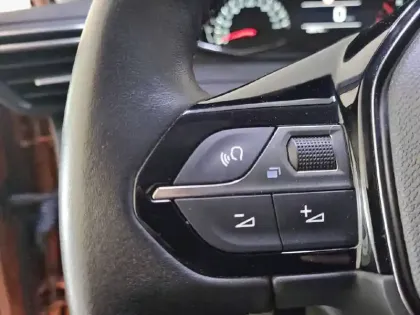 Photo 76 Peugeot 2008  PureTech 100 S&S BVM6