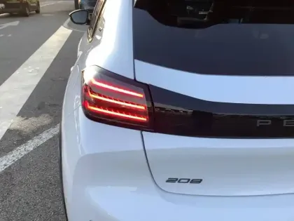 Photo 16 Peugeot 208  Hybrid 100 e-DCS6